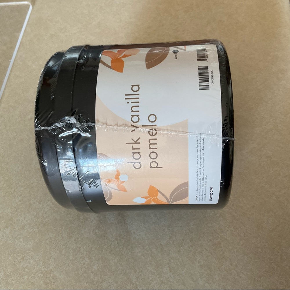 Dark Vanilla Pomelo Candle
